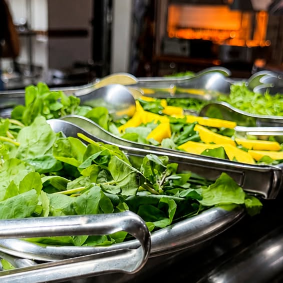 Folhas frescas na mesa de saladas