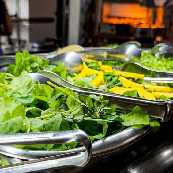 Folhas frescas na mesa de saladas