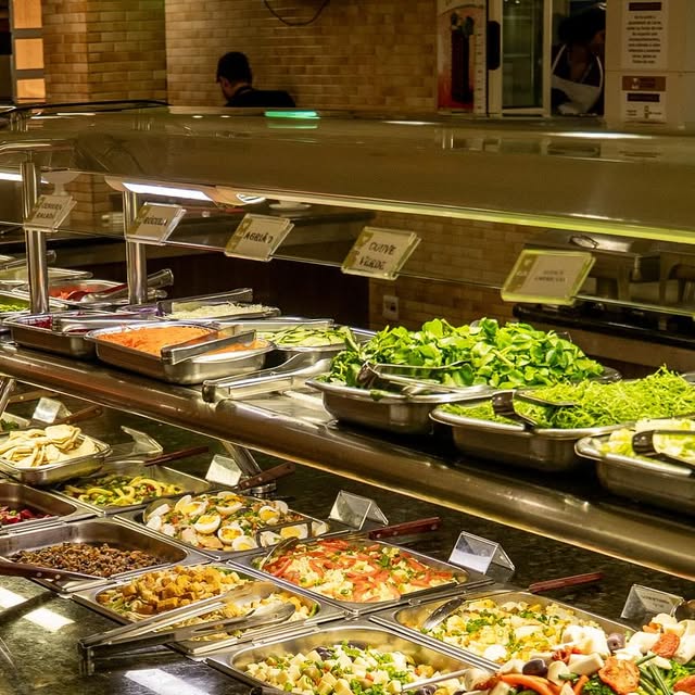 Balcão de saladas e buffet montado no salão do Mister Cook